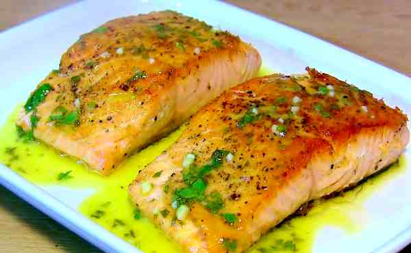 Lachs mit Haut gebraten &amp; Zitronen Butter Sauce-Lachs knusprig &amp; saftig ...